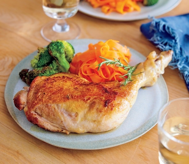 こんがり焼けた皮にジューシーな肉がたまらない！「皮パリローストチキンキャロットラペ添え 」