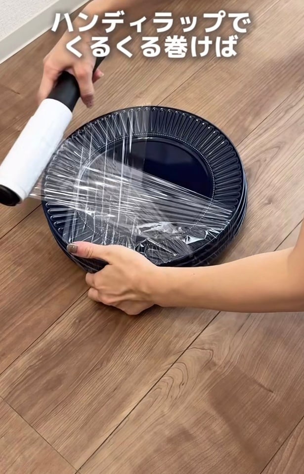 ハンディラップで巻かれた皿。割れにくく持ち運びしやすい◎▶スニーカーをよく履く人は必見！！（⇒次へ）