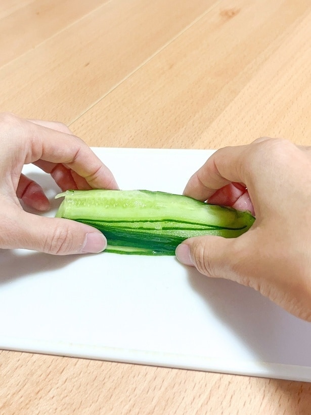 スライスきゅうりをずれないように整えます（▶︎次へ）