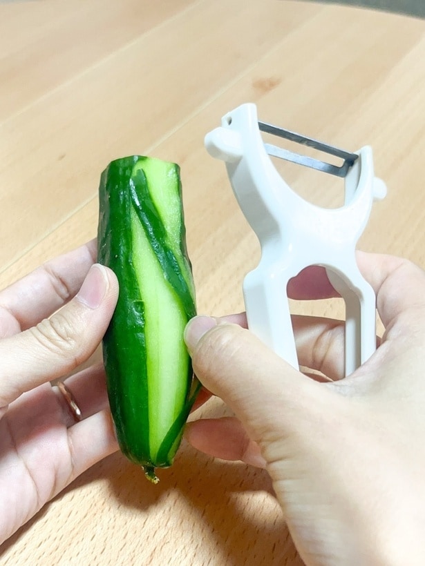 きゅうりは、皮をむくようにピーラーをあてます（▶︎次へ）