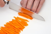 「嘘でしょ…」ピーラー1本で“お店みたいな千切り”が爆誕する裏ワザ