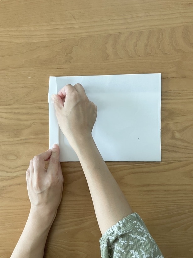 裏返しにして、片側の端を2〜3回ほど折る（▶︎次へ）