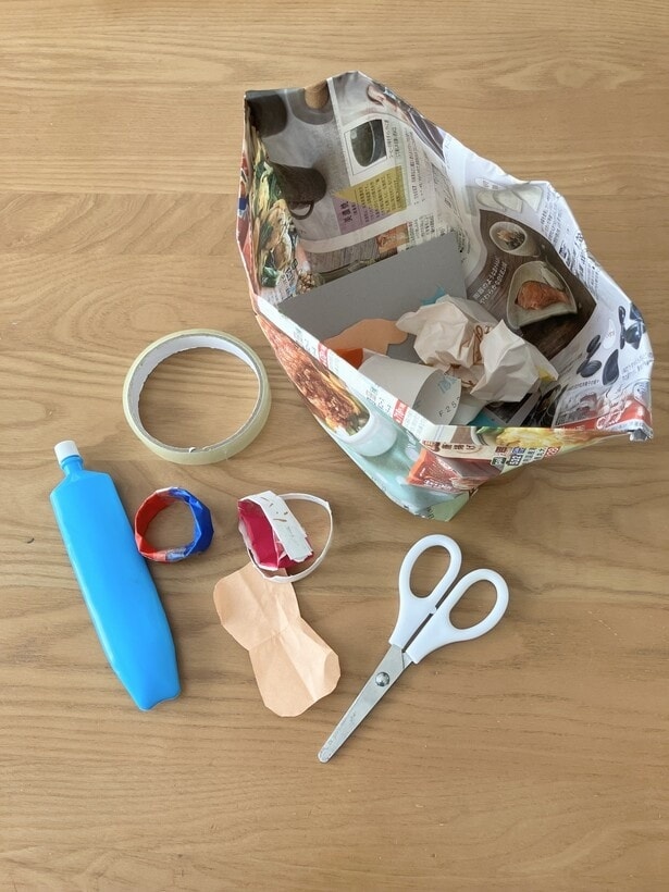 カタログサイズは、我が家では子どもの工作のお供に。