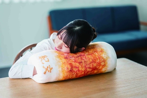 穴に手を入れれば机でお昼寝しやすそう！▶こんな使い方も！（⇒次へ）