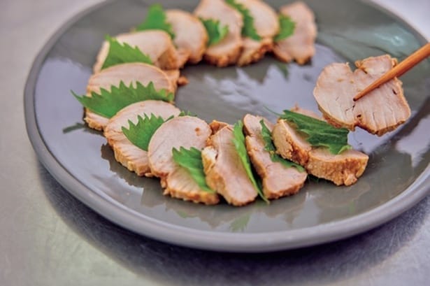 豚肉は少しずつ重ね、青じそをはさみながら円状に盛ると華やかに。