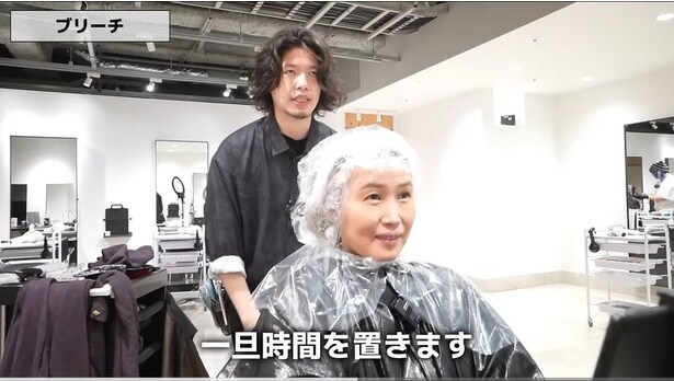 髪の毛全体をブリーチ▶20分ほど時間を置き…（⇒次へ）