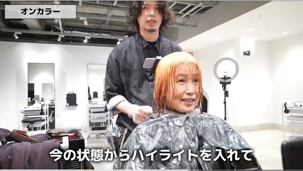 カラー剤を塗る工程へ▶女性の希望カラーは…？（⇒次へ）