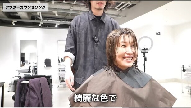 きれいな髪色になり、笑顔がこぼれる女性▶ドライヤーで髪を乾かし…（⇒次へ）