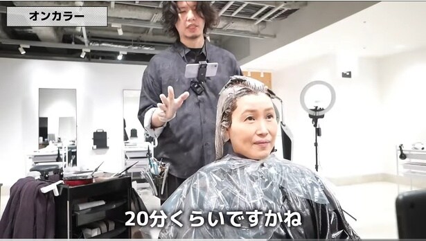 全体的にナチュラルブラウン＆ハイライトをいくつか入れたカラーに▶20分後、洗い流すと…！（⇒次へ）