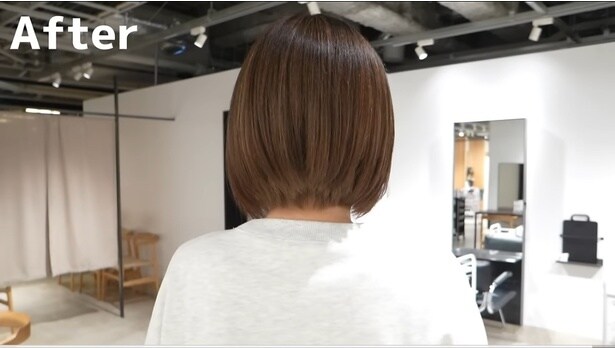 ナチュラルブラウンとハイライトの髪色になり、白髪が馴染んでいる▶別動画では「白髪ぼかし」をやらない方がいい理由を紹介（⇒次へ）