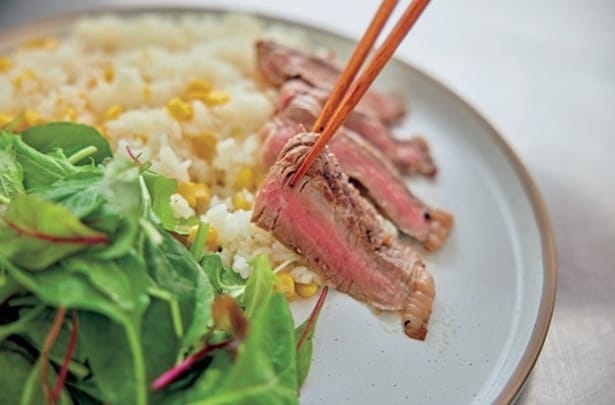 混ぜご飯に牛肉を立てかけるように盛って立体的に。さらにコクのあるクリーミーなソースをかければ、映え度アップ！