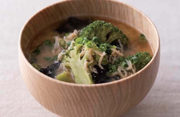 しらす干しとのりが絡む「ブロッコリーみそ汁」