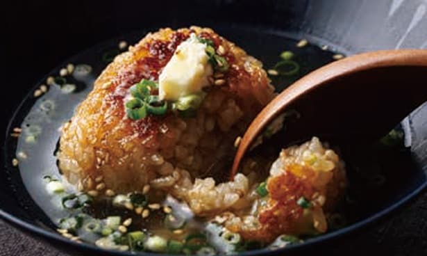 焼きおにぎりの香ばしさに、しょうがの香りがたまらない。