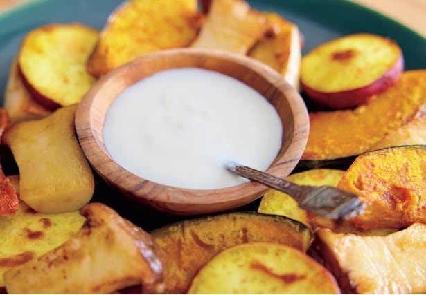 小さめの器にシーザーソースを入れ、野菜を盛った器の中央にのせると、見た目に変化がついて楽しい仕上がりに。