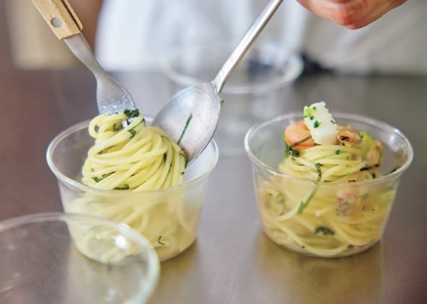 1/4量くらいずつ、フォークでくるりと巻いて小さめのカップに盛ると、食べやすく、見た目も楽しく仕上がる。