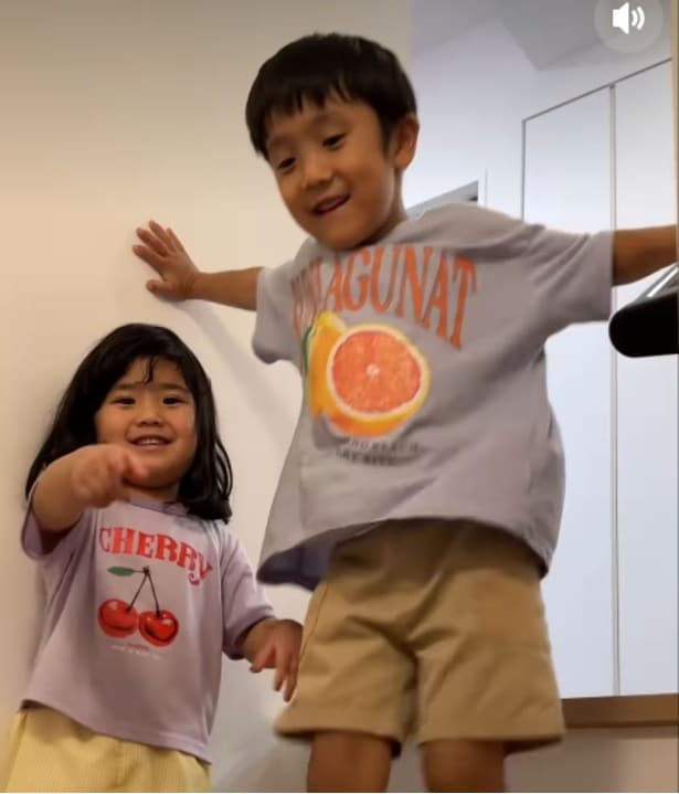 飛び跳ねる兄妹→ケンカしてもすぐ仲直り（次へ⇒）