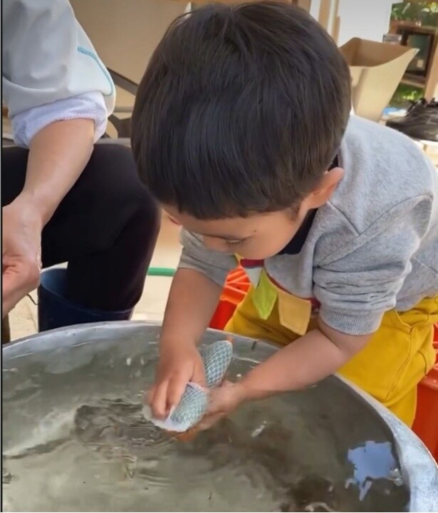 みんなでワイワイ→パパを全力でおす子ども（次へ⇒）