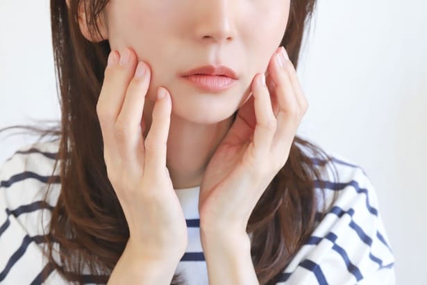 「20代からずっと同じ化粧水」はNG⁉ 友利新先生に聞く、冬の乾燥を防ぐ“基礎化粧品”の正解