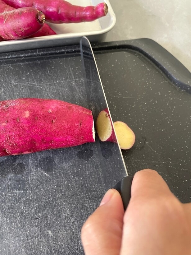 まずはサツマイモの端を切る（▶︎次へ）