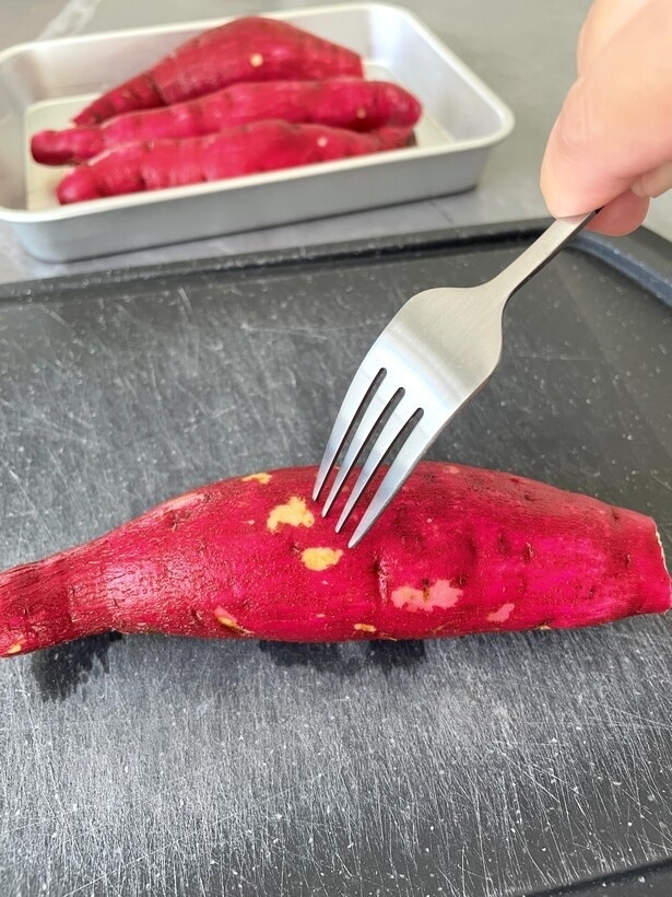 一晩つけたサツマイモにフォークで穴を開ける（▶︎次へ）