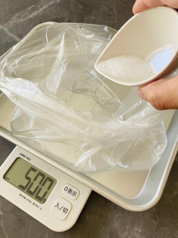 ビニール袋に水500mlと小さじ1の「塩」を入れて軽く混ぜる（▶︎次へ）