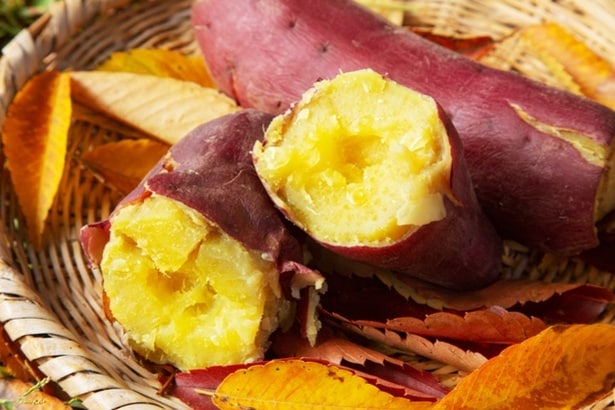 「もう焼き芋買わなくていい」驚くほど美味しくなる焼く前の“ひと手間”