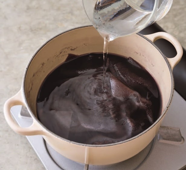 こまめに水を足す。水が足りないと、かたくなってしわが寄るので注意