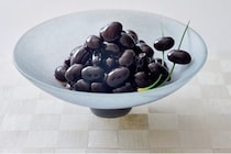 お正月に欠かせない「黒豆」。材料たった4つでふっくら仕上がる作り方とは