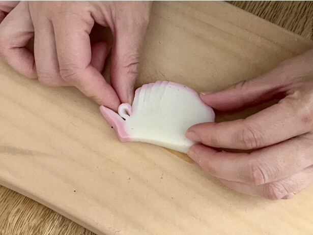 切り込みにかまぼこを差し込んでいく