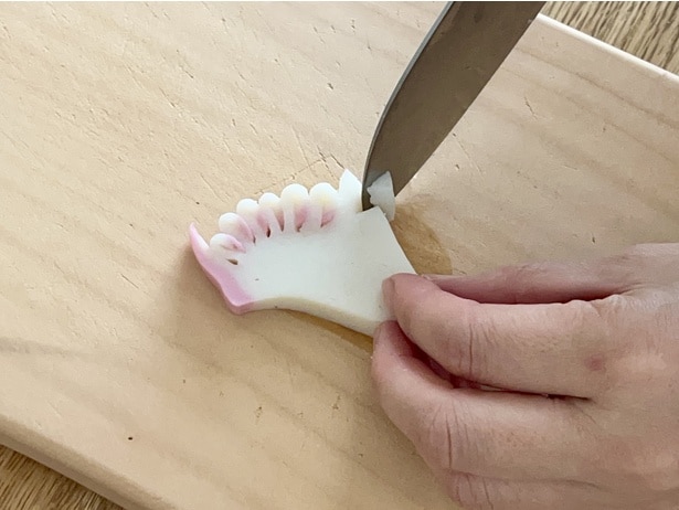 カットして耳を作ります