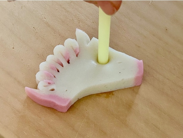 顔の方も目の位置をストローで抜きます