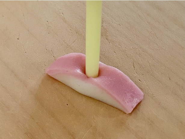 ストローで目になるパーツを切り抜いて…