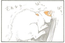 なんかびっくりしてる？ 爪とぎをしている猫をぼーっと見ていたら