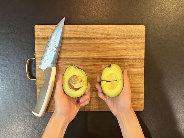 アボカドの種を簡単に取れる神ワザを2パターン紹介(▶︎まずは縦向き)