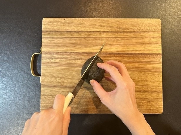 <ポイント>アボカドの形に沿うようにくるりと一周させる(▶︎次へ)