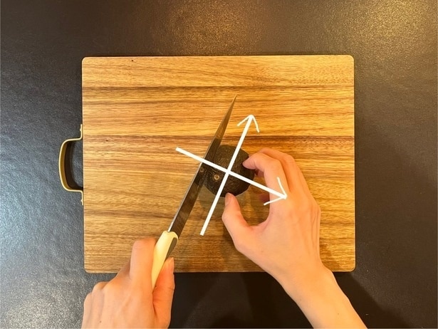 アボカドを立てるようにおいて、十字に切り込みを入れる(▶︎ポイントをチェック)