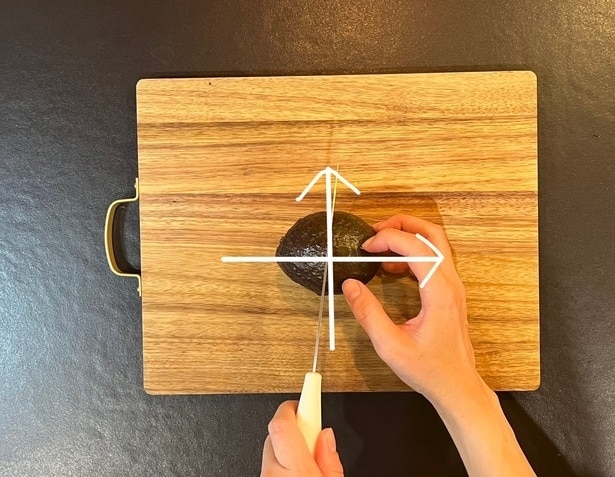 横向きにアボカドを置いて、縦向き同様十字に切り込みを入れる(▶︎切り方をおさらい)