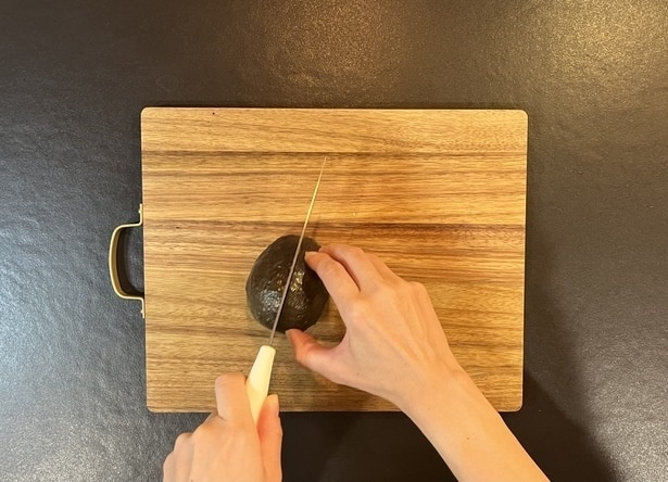 くるりと包丁を一周させるだけ!