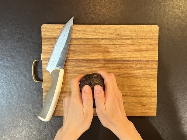 アボカドを開くと…(▶︎横向きカットの断面は次へ)