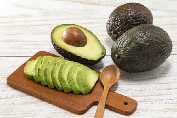 「その発想なかった」「マジか」 アボカドの種、こう取るの!? SNSで話題の神ワザ