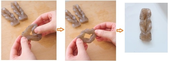 こんにゃくは断面の中央に縦に切り目を入れ、片端を切り目にくぐらせて引き出す。にんじんの飾り切りもチェック（▶︎次へ）