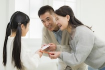 気になるお年玉の目安額。幼稚園児にいくら渡す？【知っておきたい年末年始】