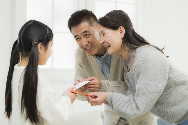 気になるお年玉の目安額。幼稚園児にいくら渡す?【知っておきたい年末年始】