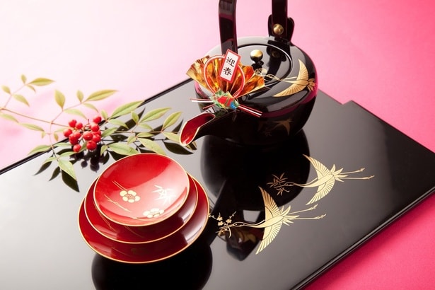 お正月に飲むお酒「お屠蘇」。日本酒や御神酒とどう違う？【知っておきたい年末年始】