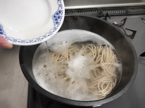 沸騰したら油を投入！ごま油やオリーブ油でもOK（▶︎次へ）