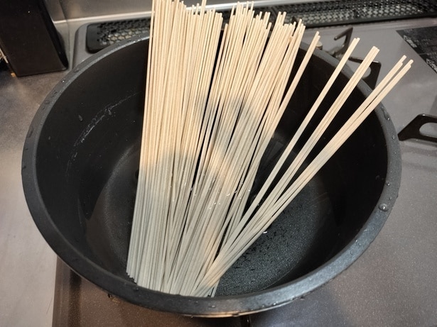 いつものように麺を茹でるだけ。沸騰するまで箸で混ぜる必要はなし！（▶︎次へ）