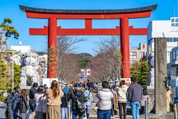初詣、参拝までのマナー。鳥居の前で何をする？手水はパスしていい？【知っておきたい年末年始】