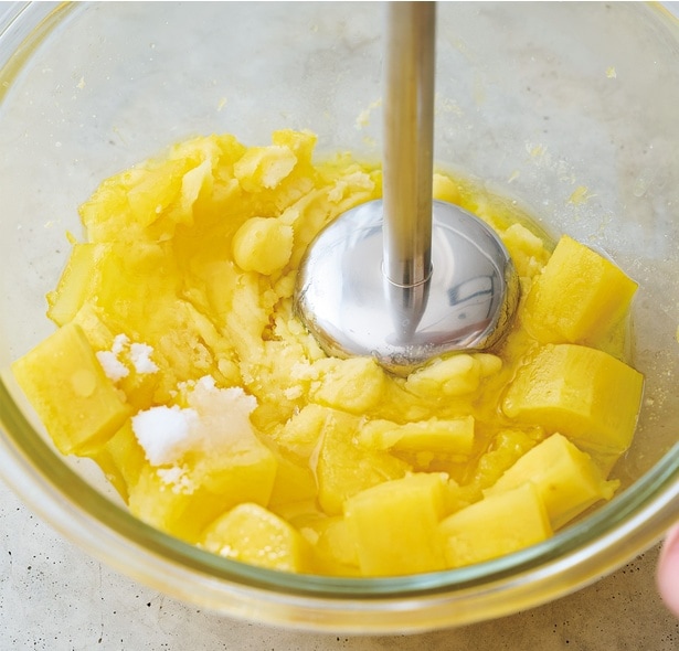 さつまいもは熱いうちにハンドブレンダー（またはすりこ木など）で潰す