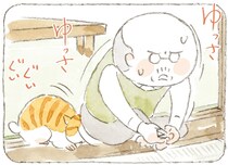 爪切り中のじいちゃんをぐいぐい。猫のしてほしいこととは