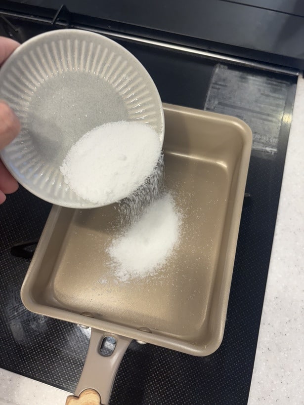 塩を大さじ3〜5程度、フライパンの大きさに合わせて投入（▶︎次へ）